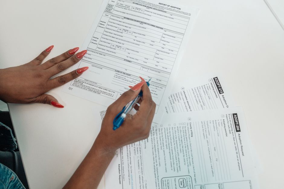 正在填寫表單的人